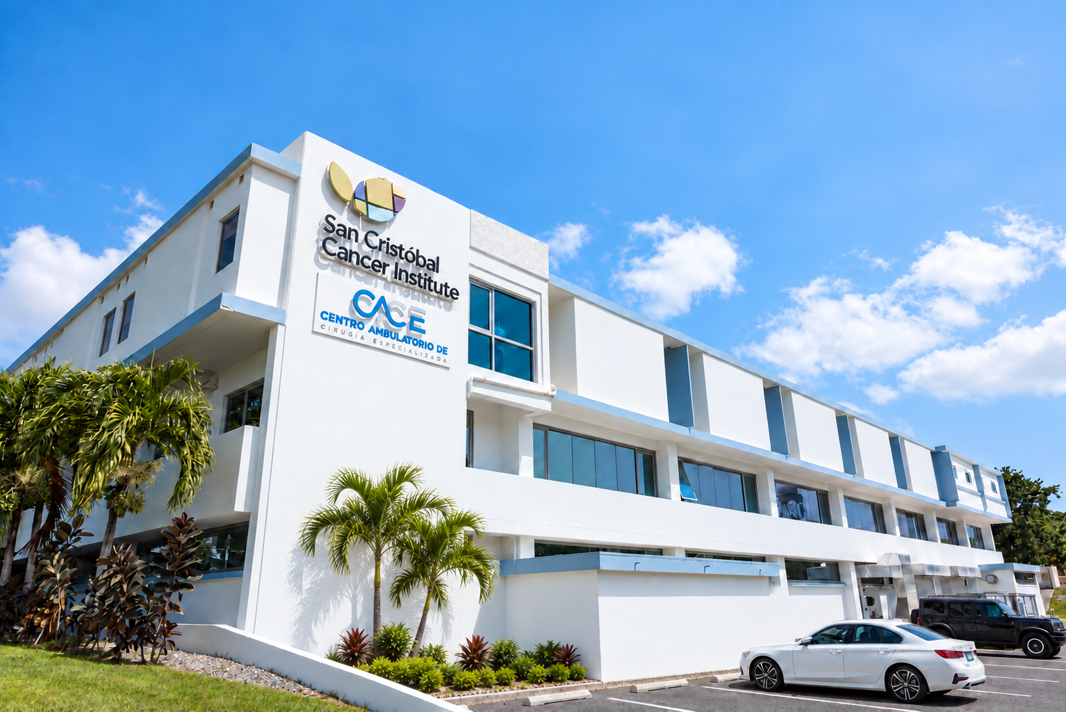Edificio donde está ubicado CACE en Ponce, con los rótulos de San Cristóbal Cancer Institute y Centro Ambulatorio de Cirugía Especializada. Fotografía retocada para presentación.